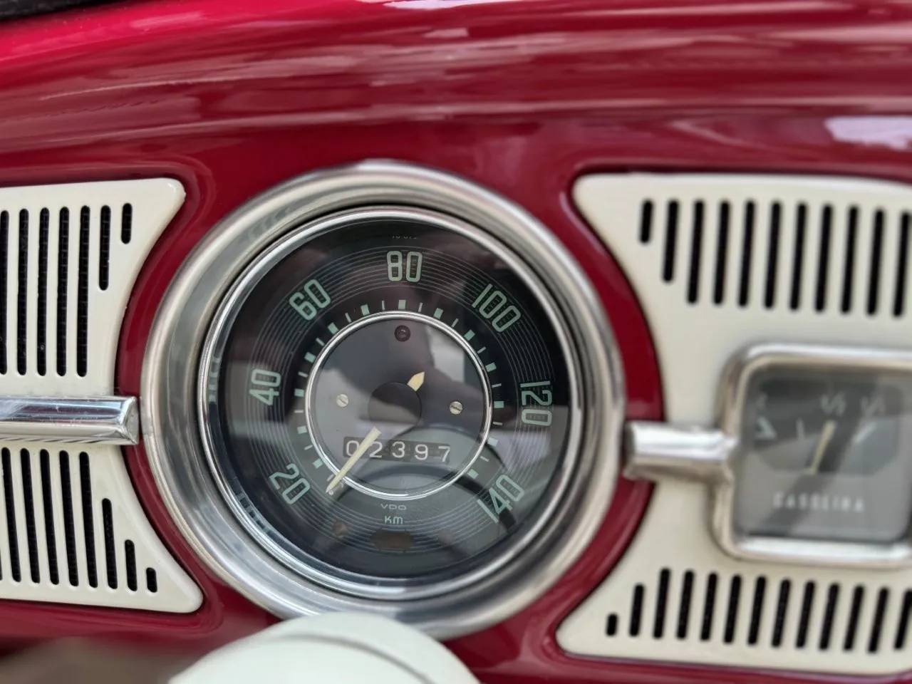 Auto detallado profesionalmente con brillo de espejo